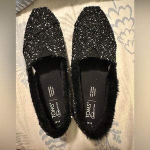 Brand New! Never worn! Size 10 Women’s black marled fuzzy Toms.